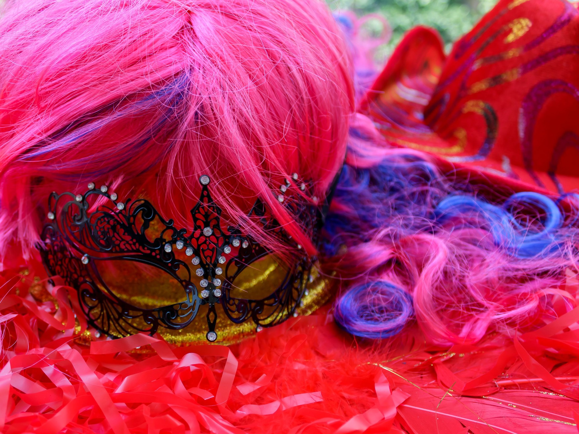 Masquerade mask, wigs and hat